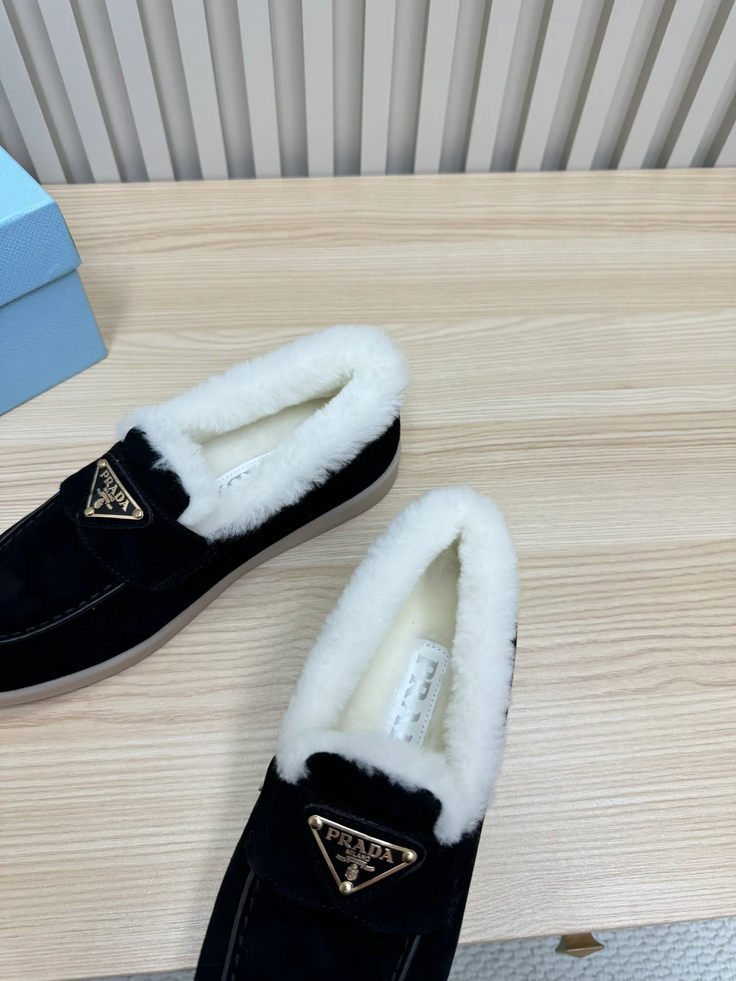 p580 Prada couple loafers｜Winter warmth and good looks at the same time online❄️👫 This is the C position of the shoe cabinet this autumn and winter! Prada's new couple's loafers are high-end yet still stylish~ ✨Imported frosted cowhide fabric, exquisite texture and high-end at first glance 🐑Australian imported sheepskin fur integrated lining, maximum warmth retention! It is also super warm to wear in winter in the north. 🔺The classic triangle logo embellishes the upper, which is simple and elegant, with perfect recognition. 💯Original TPU absorbent film outsole, non-slip, wear-resistant and durable. A must-have item for couples to go out on the street! The upper foot instantly enhances the overall outfit level, whether it is paired with a coat or a down jacket, it looks great ~ #Prada Loafers #coupleshoesrecommend #wintermusthaveshoes #luxurywear Outfit Fabric: Imported two-layer frosted cowhide Lining: Sheepskin imported from Australia One piece Outsole: Original Tpu absorbent film outsole Female size: 35~41 (customized in 41) Male size: 39~45 (customized in 45)